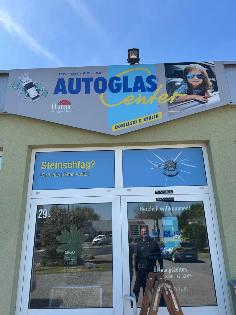 Eingang des AUTOGLAS Center mit neuem Werbebanner