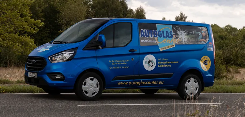 Firmenwagen des AUTOGLAS Center mit Werbebeschriftung