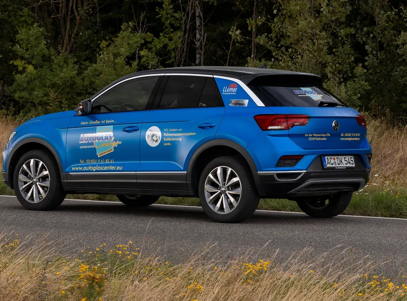 VW T-Roc mit Werbebeschriftung des AUTOGLAS Center